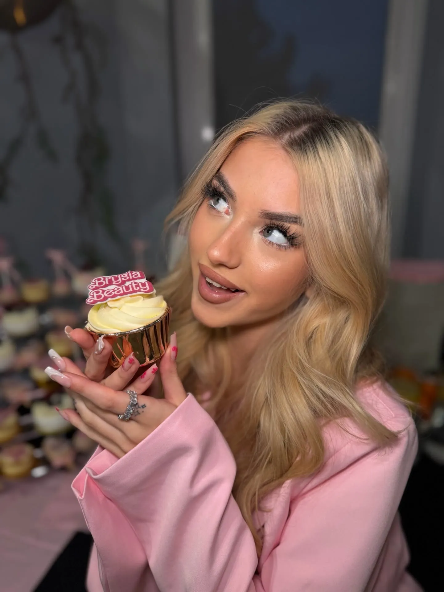 Gabriela Dąbkowska, makijażystka i właścicielka Brysia Beauty, z babeczką z logo studia