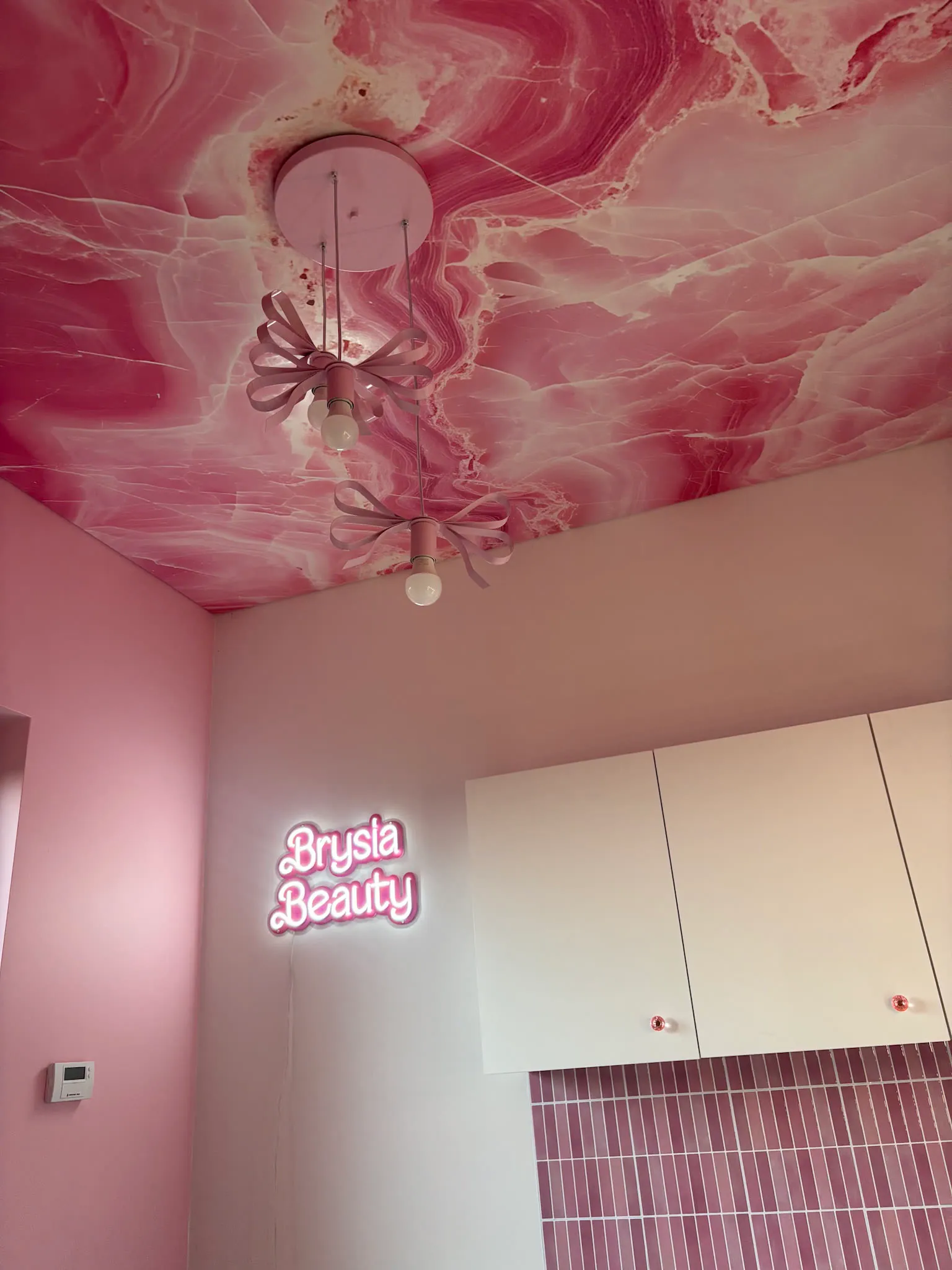 Różowy sufit i neon Brysia Beauty w studiu w Sierpcu